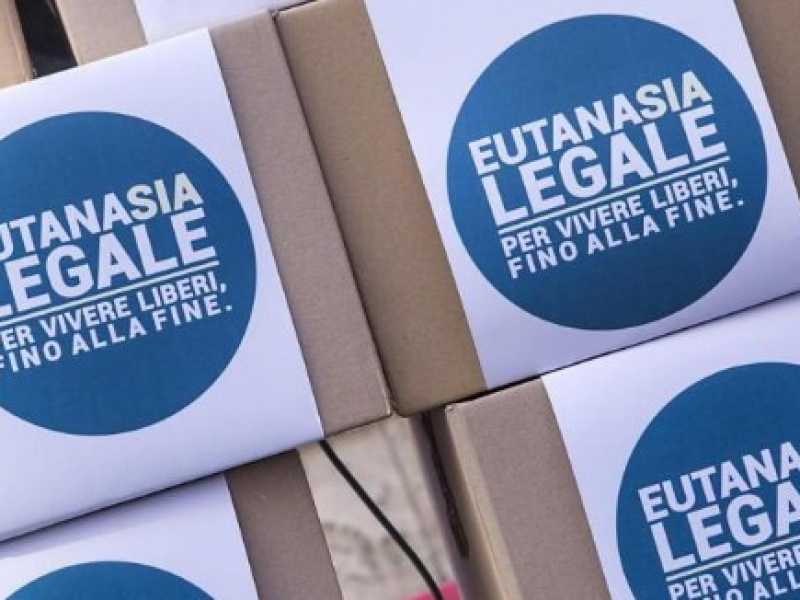 Il Partito Radicale deposita alla Camera le firme per l'eutanasia legale (foto LaPresse)