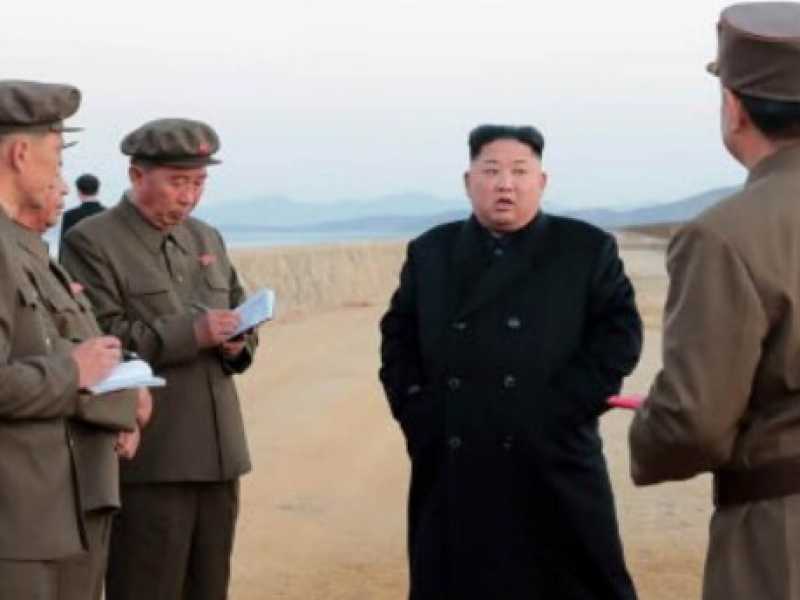 Kim Jong-un ispeziona il sito dove &egrave; stata testata &ldquo;un&rsquo;arma tattica ultramoderna&rdquo;. La foto &egrave; stata pubblicata sulla prima pagina del quotidiano ufficiale nordcoreano Rodong sinmun