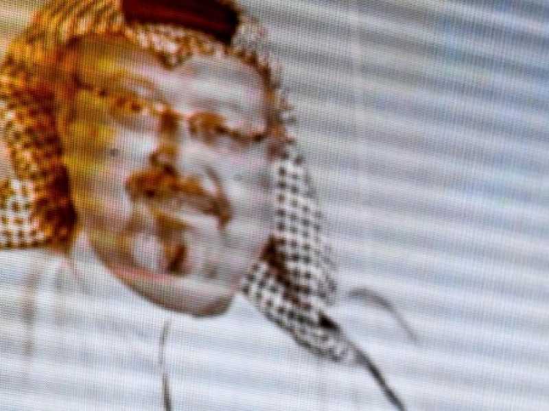 Il premio Nobel per la pace Yemeni Tawakkol Karman di fronte a un'immagine digitale di Jamal Khashoggi a Istanbul (foto LaPresse)