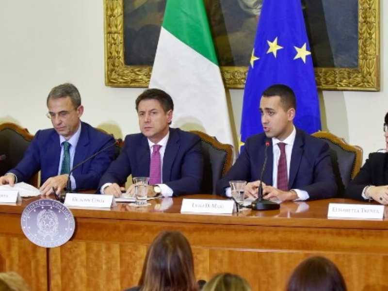La conferenza stampa a Caserta dove il governo ha presentato il protocollo per la gestione dei rifiuti in Campania. Foto LaPresse