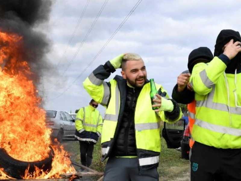 Francia, &ldquo;Giubbotti gialli&rdquo; ancora in strada (foto LaPresse)