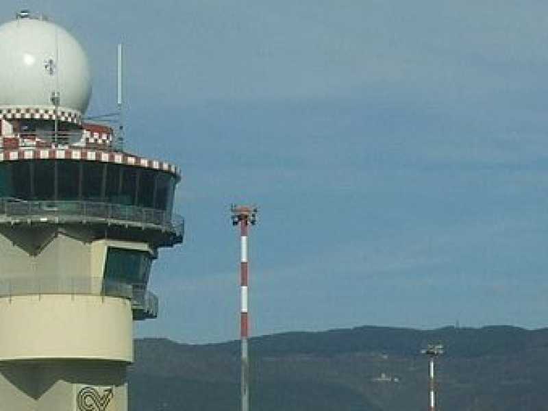 La torre di controllo dell'aeroporto di Firenze (Foto Wikipedia)