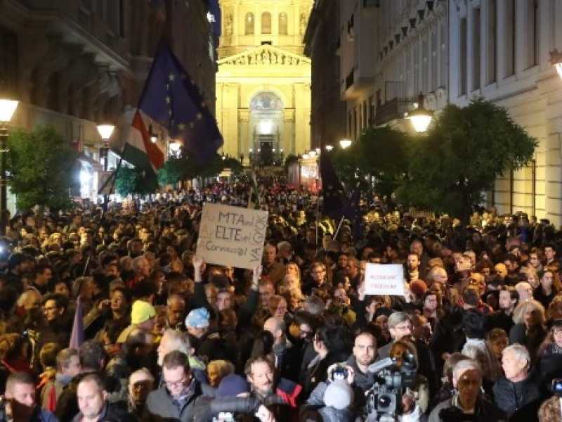 Una manifestazione a favore della Central european university, Budapest. Foto LaPresse
