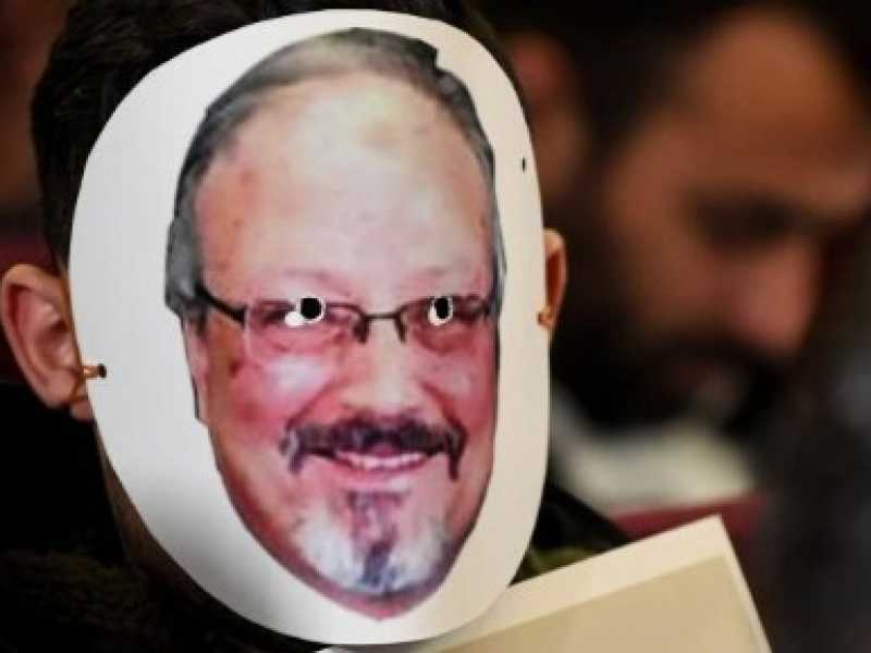 Un uomo indossa una maschera con il volto di Jamal Khashoggi (foto LaPresse)