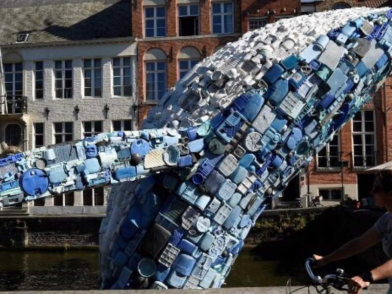 Bruges, una balena realizzata con 5 tonnellate di plastica riciclata. Foto LaPresse