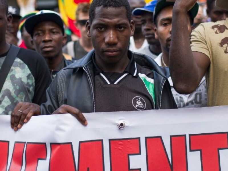 Corteo in solidariet&agrave; con i migranti bloccati alla frontiera Italo-Francese di Ventimiglia  (Foto LaPresse)