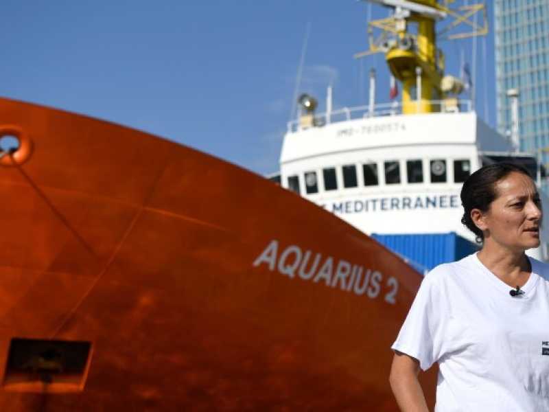 Sophie Beau, amministratore delegato di SOS M&eacute;diterran&eacute;e, di fronte alla nave da soccorso Aquarius nel porto di Marsiglia (foto LaPresse)