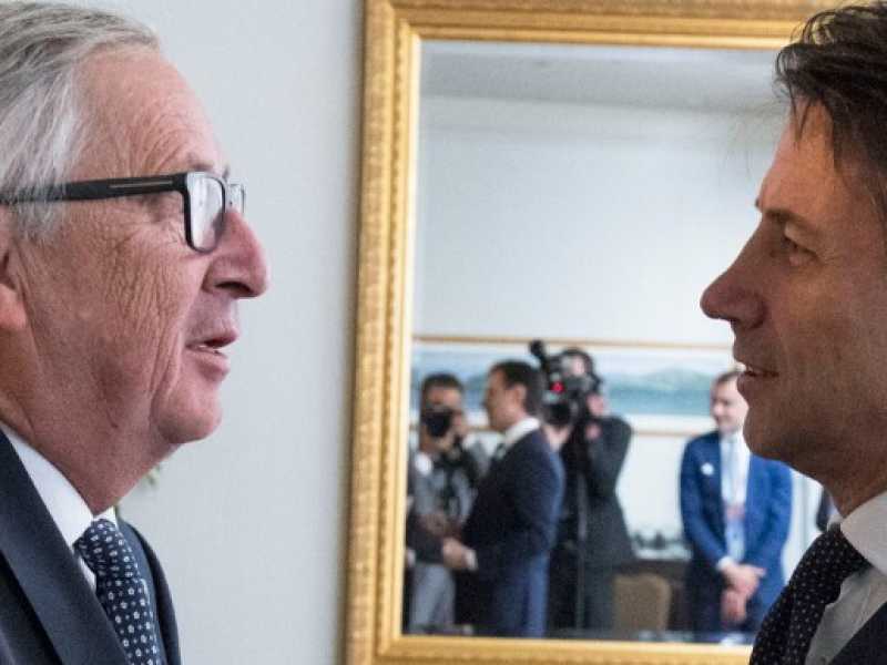 Jean Claude Juncker (a sinistra) e il premier italiano Giuseppe Conte (foto LaPresse)