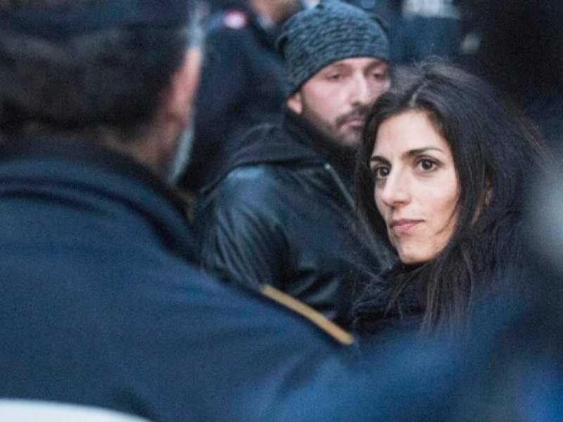 Lo sgombero delle ville dei Casamonica: sul posto Raggi e Salvini (foto LaPresse)
