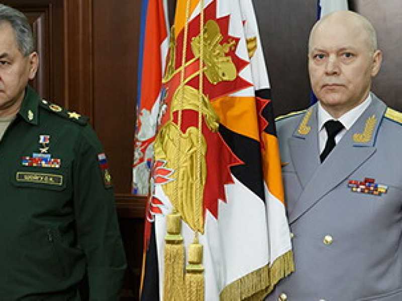Igor Korobov (a destra) con Sergei Shoigu, il ministro della Difesa. Foto via Wikimedia