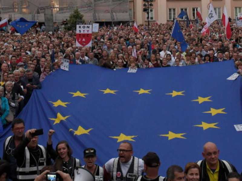 Una manifestazione a Varsavia dopo l'allontanamento dalla Corte Suprema del giudice Malgorzata Gersdorf. Foto LaPresse