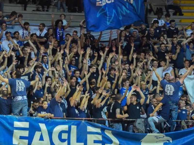 Tifosi della Pallacanestro Cant&ugrave; (foto LaPresse)