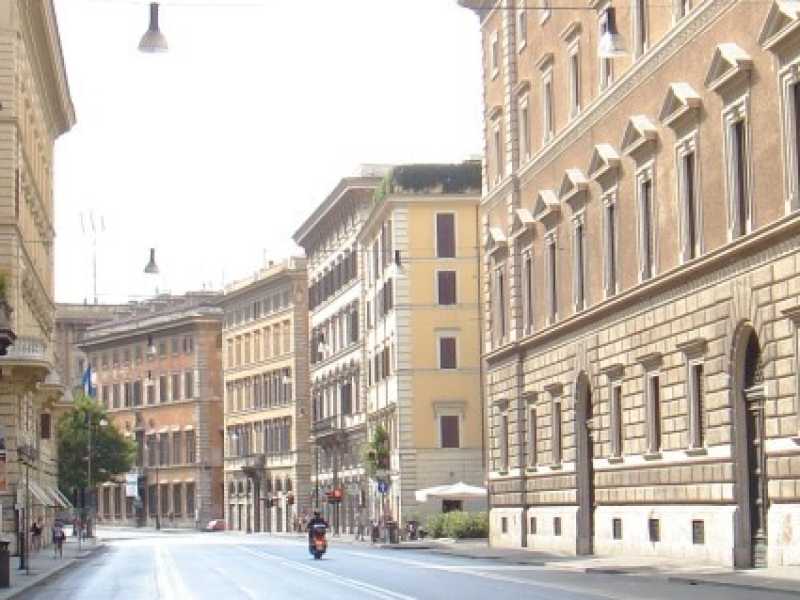 Un'immagine di corso Vittorio Emanuele, sulla destra palazzo Sforza Cesarini