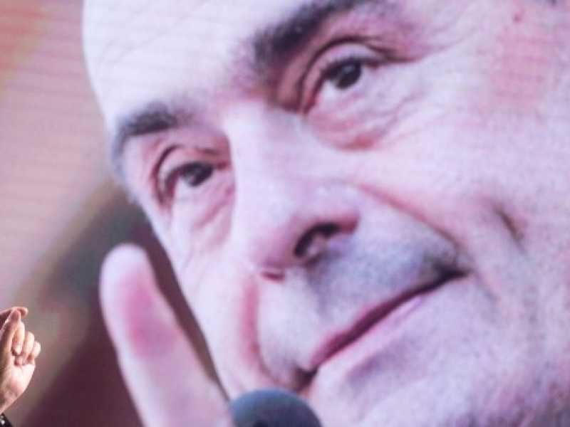 Marco Minniti e alle sue spalle il candidato alla segretaria del Pd Nicola Zingaretti (Foto LaPresse)