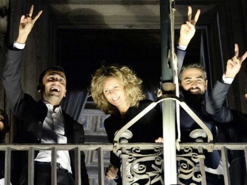 I festeggiamenti dei ministri del M5s dopo aver deciso di avere un deficit-pil al 2,4 per cento (Foto LaPresse)