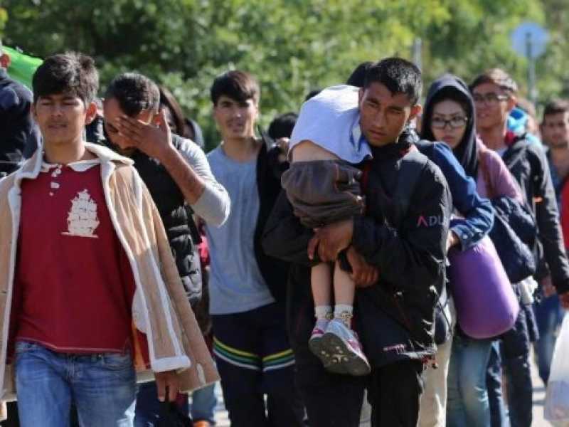Migranti in cammino lungo la rotta balcanica (foto LaPresse)