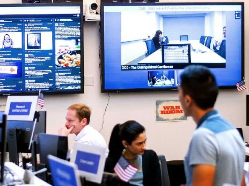 La war room di Facebook istituita in occasione delle elezioni americane per neutralizzare attacchi hacker e fake news (Foto LaPresse)