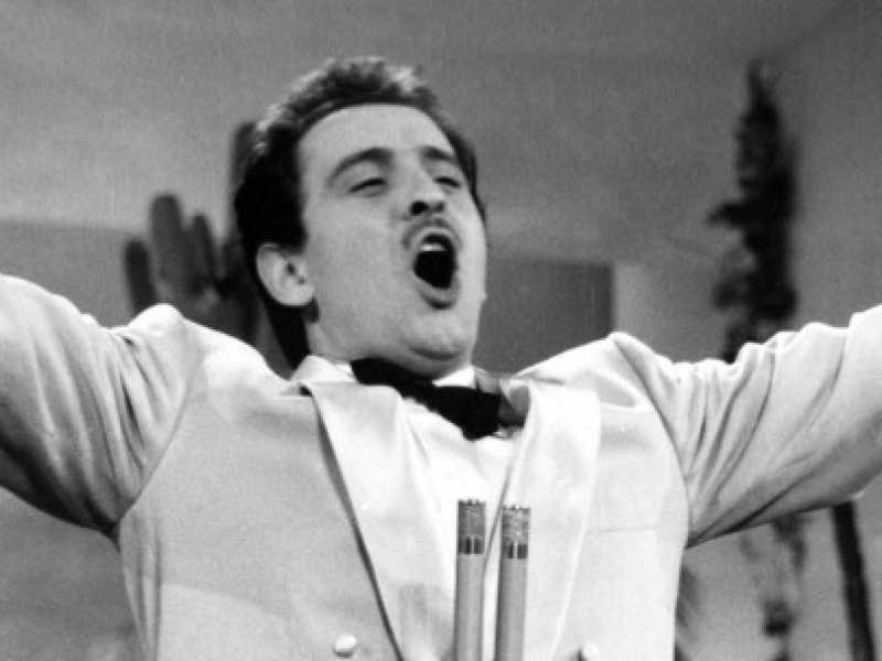 Domenico Modugno a Sanremo nel 1958 (foto LaPresse)