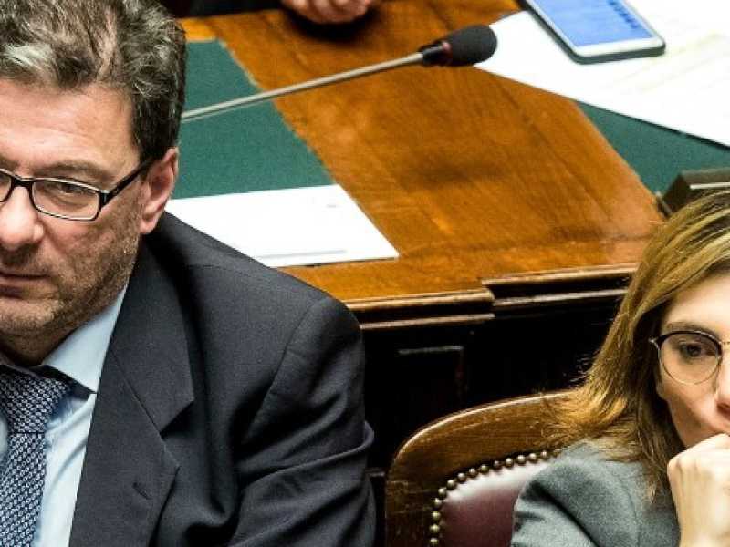 Giancarlo Giorgetti e Laura Castelli in Parlamento (foto LaPresse)