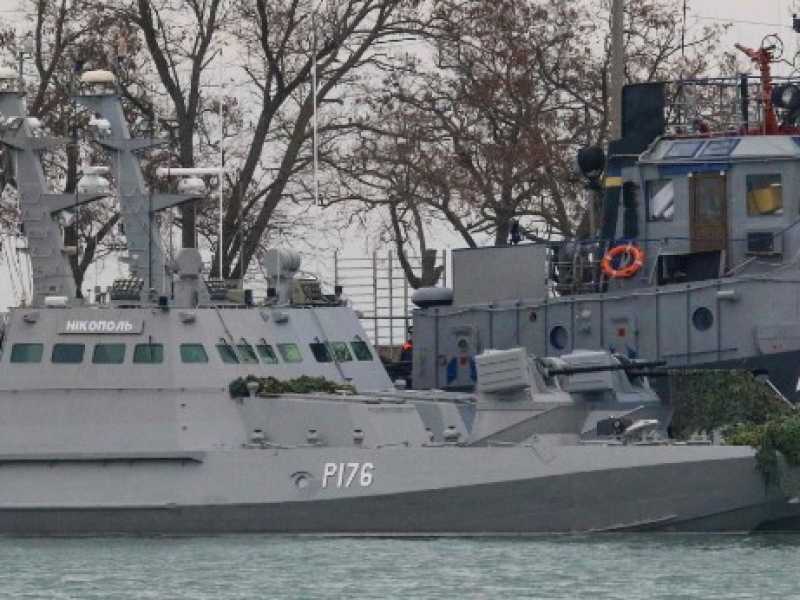 Le navi ucraine sequestrate dalla marina russa a Kerch (foto LaPresse)