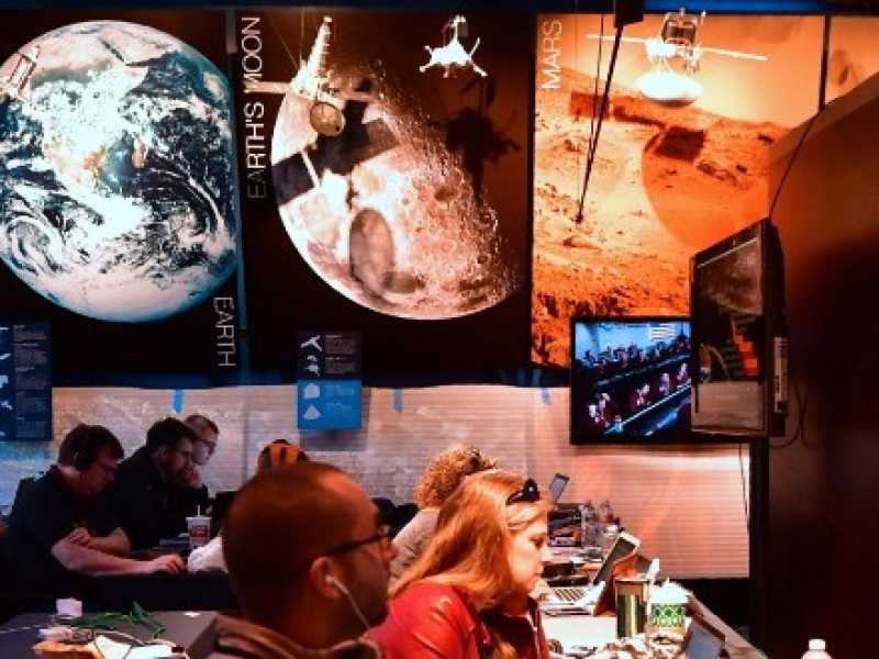 I media assistono all'atterraggio di InSight su Marte (foto LaPresse)
