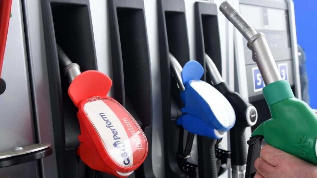 Immagine di Le accise sulla benzina restano e la Lega latita