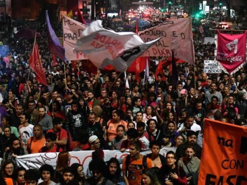 Le proteste a San Paolo dopo l'elezione del presidente Bolsonaro (Foto LaPresse)