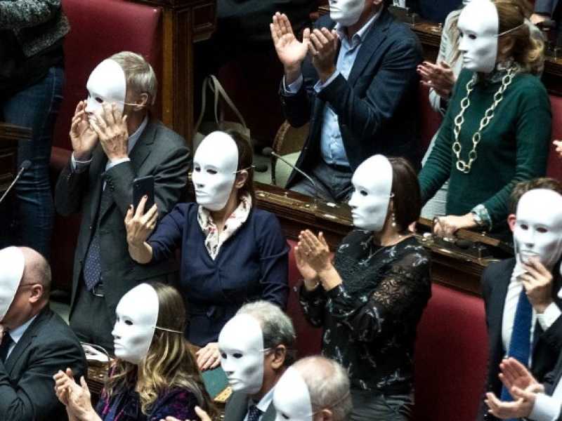 La protesta dei deputati del Pd durante il voto finale del decreto Sicurezza alla Camera (foto LaPresse)
