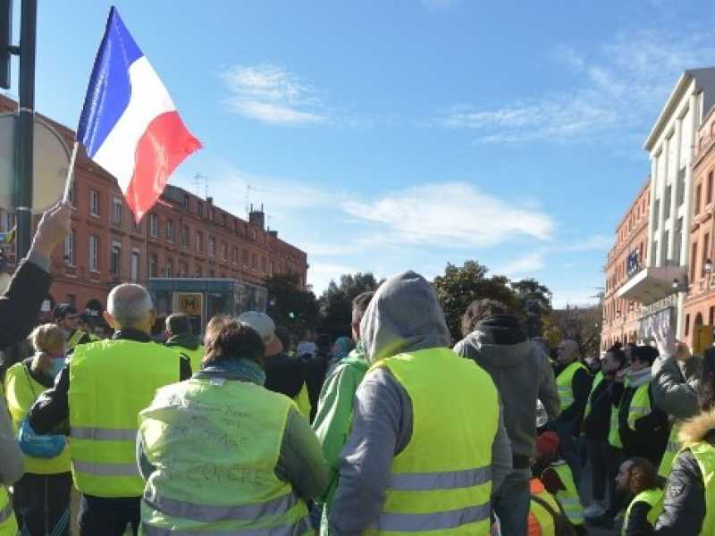 C’è una fronda dentro ai gilet gialli: stesso colore ma sa di limone