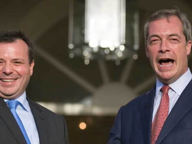 Arron Banks e Nigel Farage in una foto del 2014 (LaPresse)