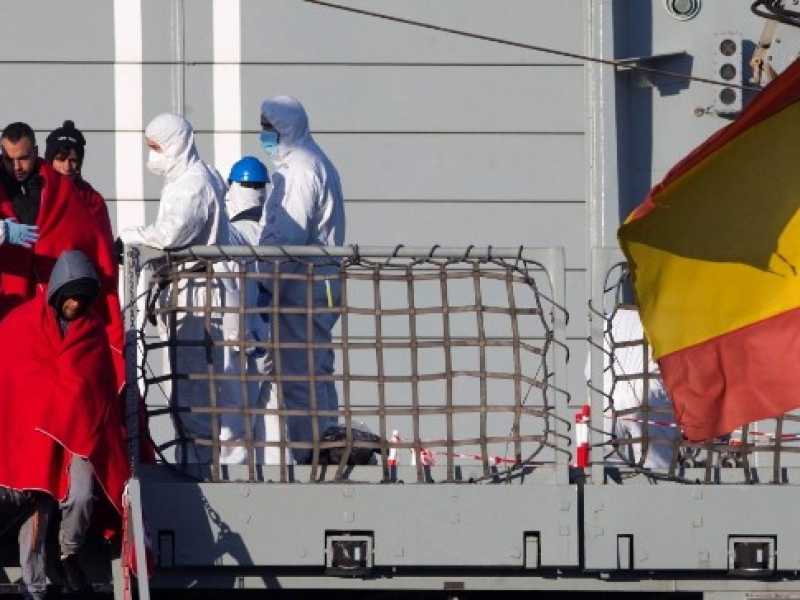 Lo sbarco a Murcia di un gruppo di migranti salvati nel Mediterraneo (foto LaPresse)