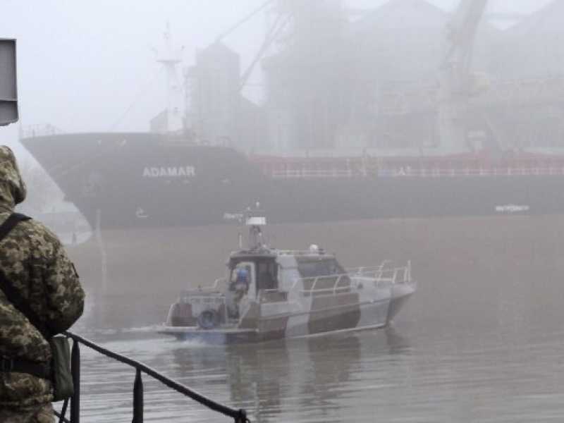 Soldato ucraino fa la guardia a bordo di una nave militare chiamata "Dondass" ormeggiata a Mariupol, porto del Mar d'Azov il 27 novembre 2018 (foto LaPresse)