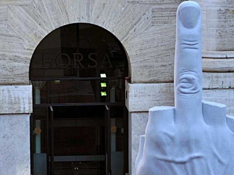 La scultura di Maurizio Cattellan fuori dalla Borsa di Milano (Foto Imagoeconomica)