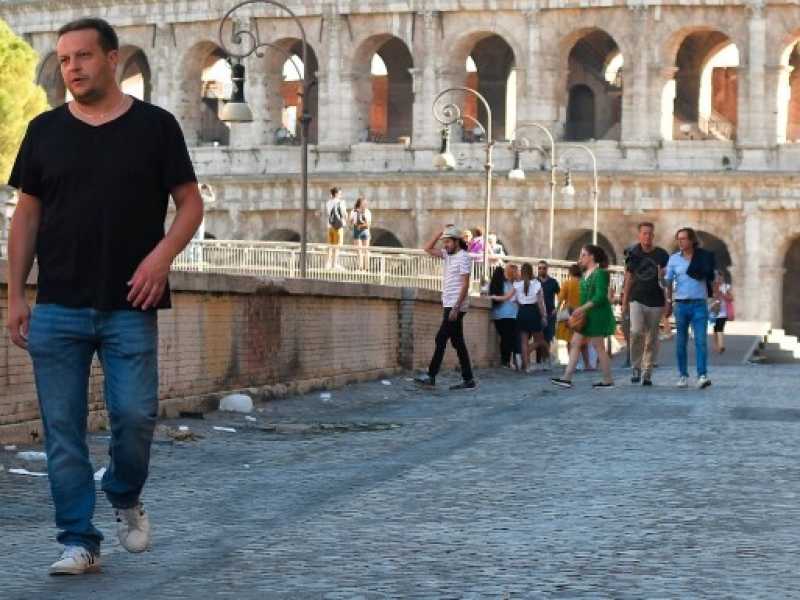 Turisti al Colosseo. Foto LaPresse