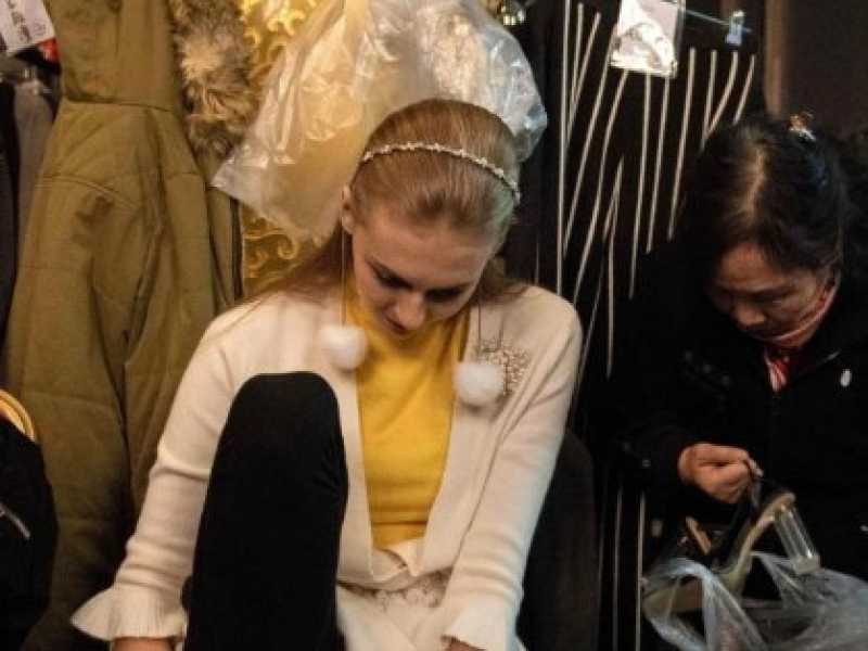 Modelle durante la China Fashion Week a Pechino (foto LaPresse)