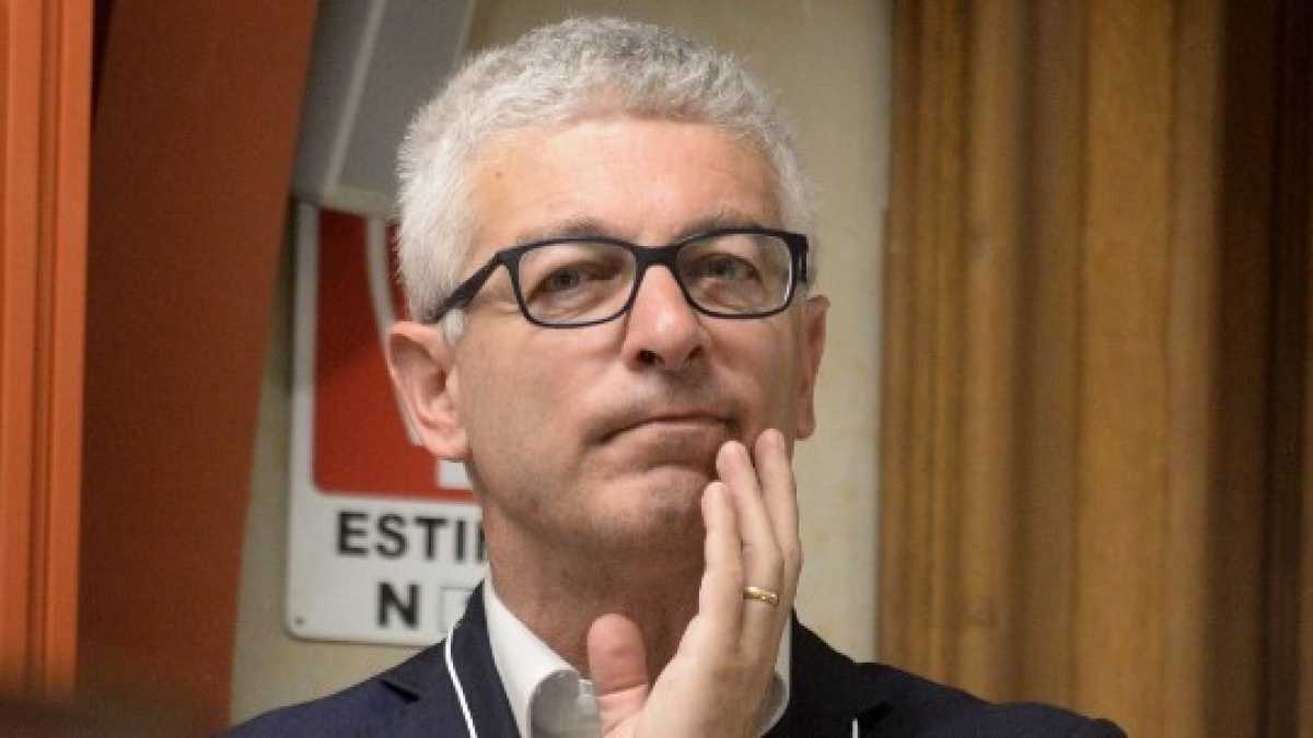 Immagine di Nicola Morra e la gallina del sospetto mai così prolifica