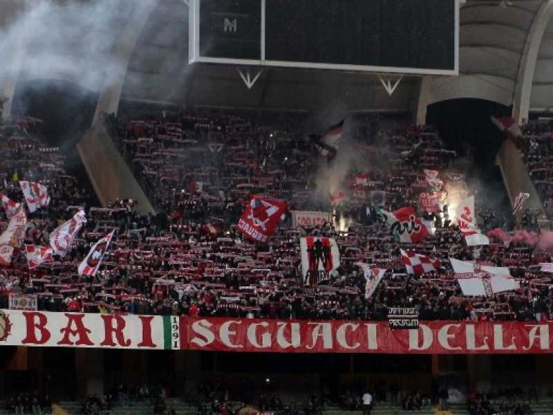 La curva del San Nicola occupata dai tifosi del Bari (foto LaPresse)