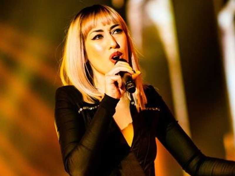 Naomi canta Like The Rain (Unpredictable). Foto dalla pagina Fb di XFactor