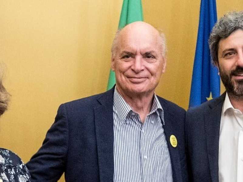 Roberto Fico con i genitori di Giulio Regeni (foto LaPresse)