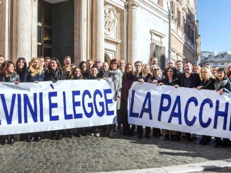 La Lega festeggia il dl Sicurezza in piazza Montecitorio (foto LaPresse)