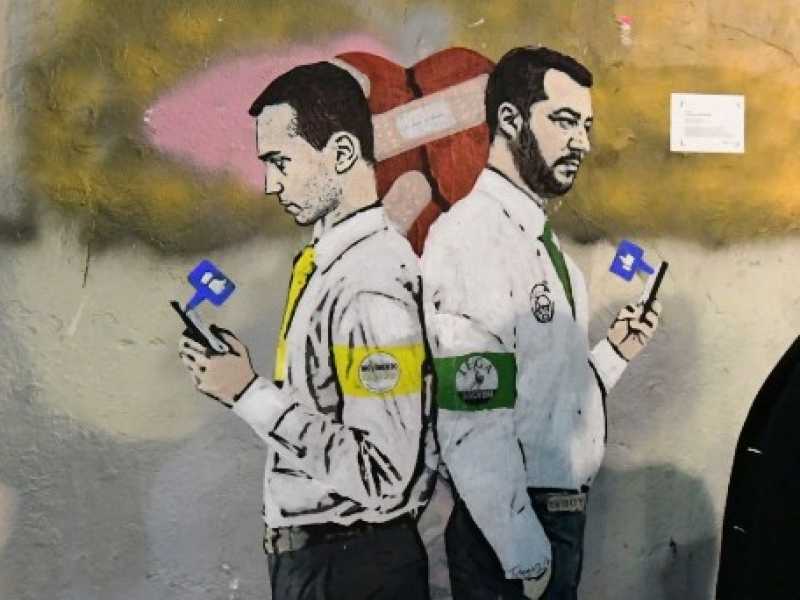 Milano, nuovo murale dell' artista TvBoy intitolato 'La guerra dei social' con Luigi Di Maio e Matteo Salvini (foto LaPresse)