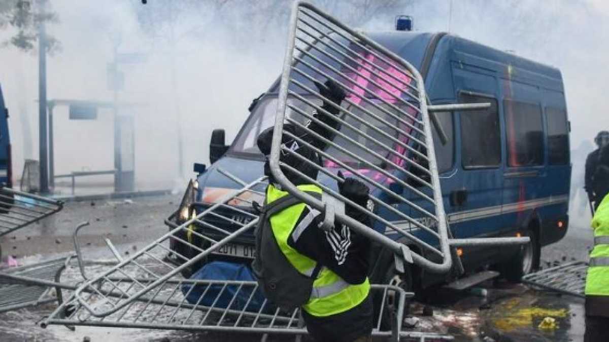 Immagine di Le giubbe gialle contro Macron