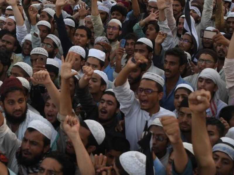 Estremisti islamici protestano contro la scarcerazione di Asia Bibi (foto LaPresse)