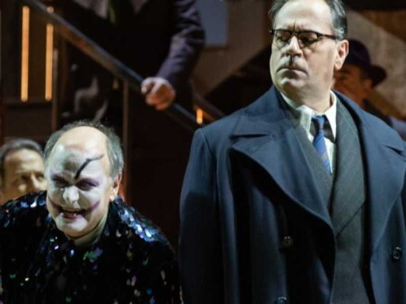 Roberto Frontali e Carlo Cigni (Monterone) in scena. Il regista Daniele Abbado ha ambientato “Rigoletto” in un cortile anni Quaranta, all'epoca di Salò (Foto Yasuko Kageyama - Opera di Roma)