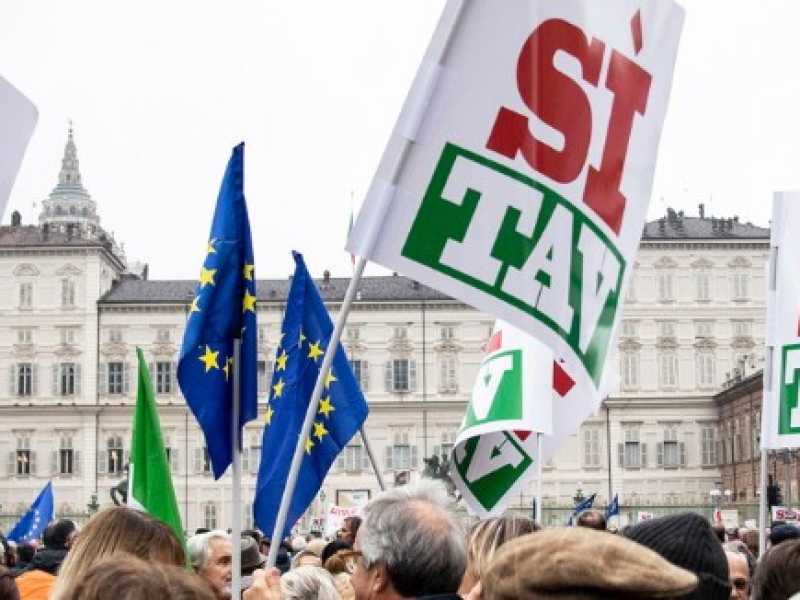 Immagini dalla manifestazione S&igrave; Tav di Torino (foto LaPresse)