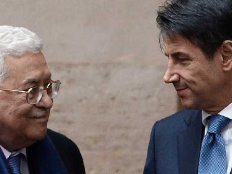 Il premier Giuseppe Conte con Abu Mazen (foto LaPresse)