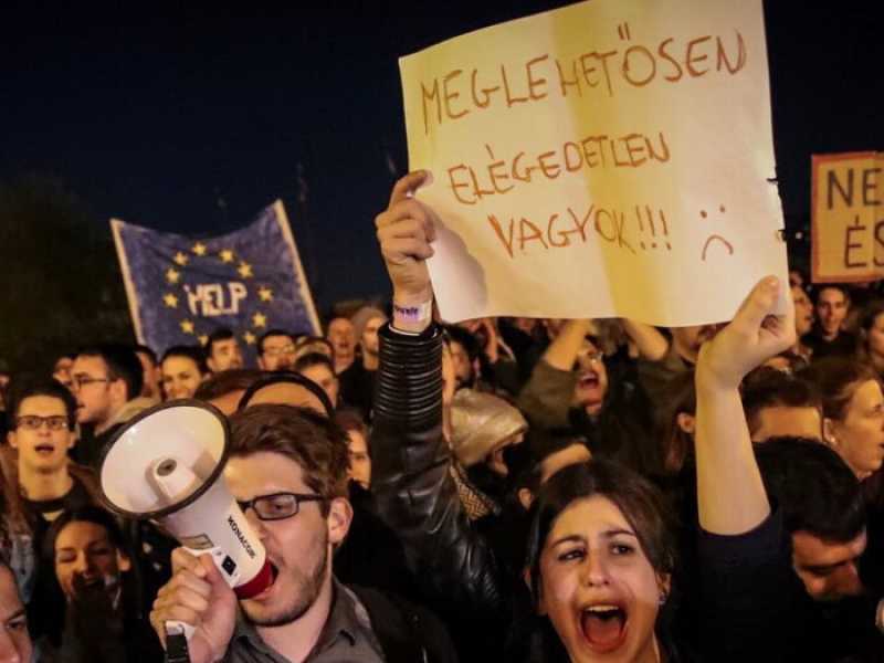 Proteste a Budapest contro chiusura dell'Università fondata da George Soros