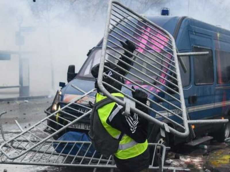 Le giubbe gialle contro Macron