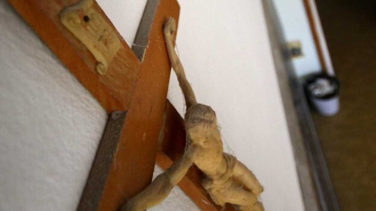 Immagine di Obbligo del crocifisso e scorte per i fedeli, storie di ordinario fanatismo