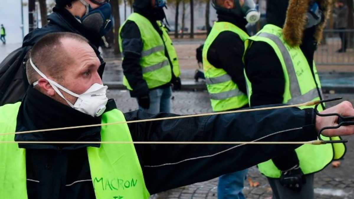 Immagine di Macron fa un “congelamento” e cede alle proteste, che però vogliono di più